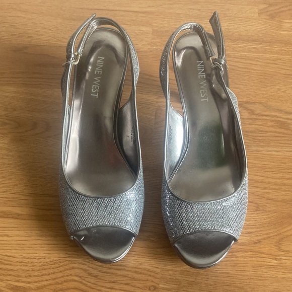 Silver Nine West Platform Slingbacks 6 1/2 M - Picture 4 of 5